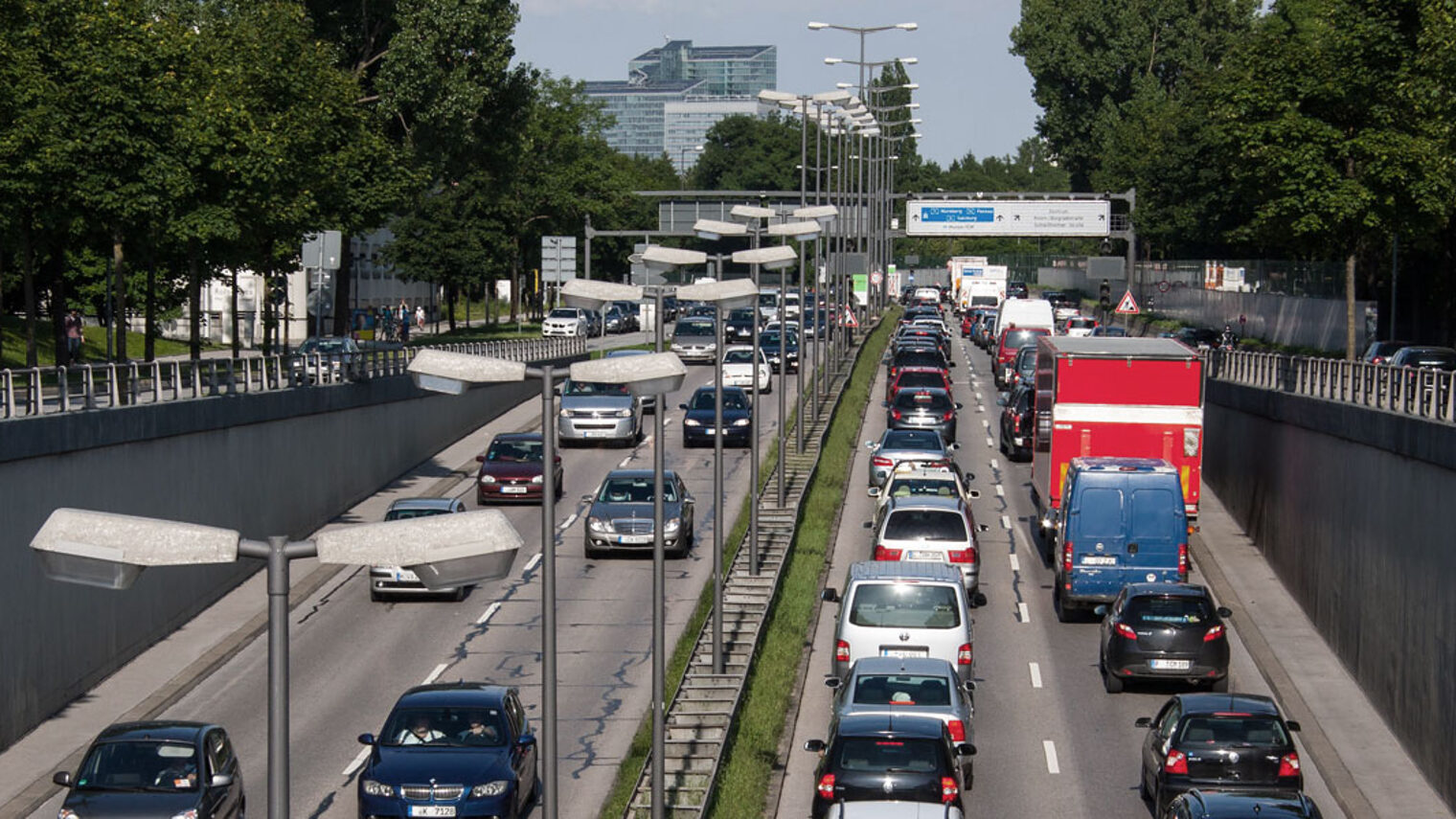 Verkehr München Ring Auto Lieferwagen Stau LKW 