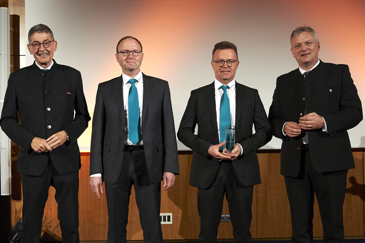 Gewinner der Kategorie Handwerk: Laudator Dr. Georg Haber; Gewinner Bernhard und Walter Föckersberger, Staatssekretär Roland Weigert