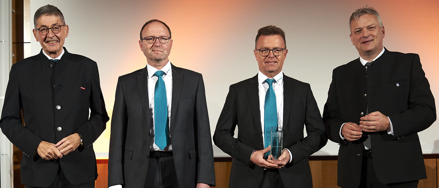 Gewinner der Kategorie Handwerk: Laudator Dr. Georg Haber; Gewinner Bernhard und Walter Föckersberger, Staatssekretär Roland Weigert