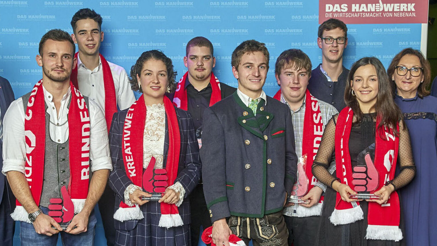 Kammerpräsident Franz Xaver Peteranderl mit den oberbayerischen Siegerinnen und Siegern Kevin Schobert, Jan Luca Trumpetter, Adisa Ferré, Alexander Weinhold, Simon Metzendorf, Sebastian Moser, Christian Hopf, Anna Baumann, Vizepräsidentin Carola Greiner-Bezdeka und Hauptgeschäftsführer Dr. Frank Hüpers (v.l.n.r.).