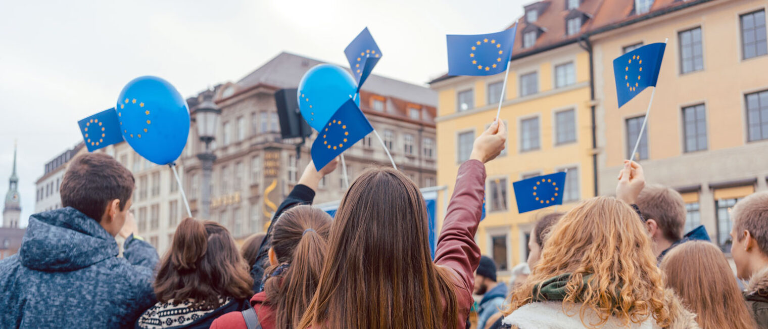 171889177 Europa Demo Menschen Fahne Fähnchen EU Binnenmarkt