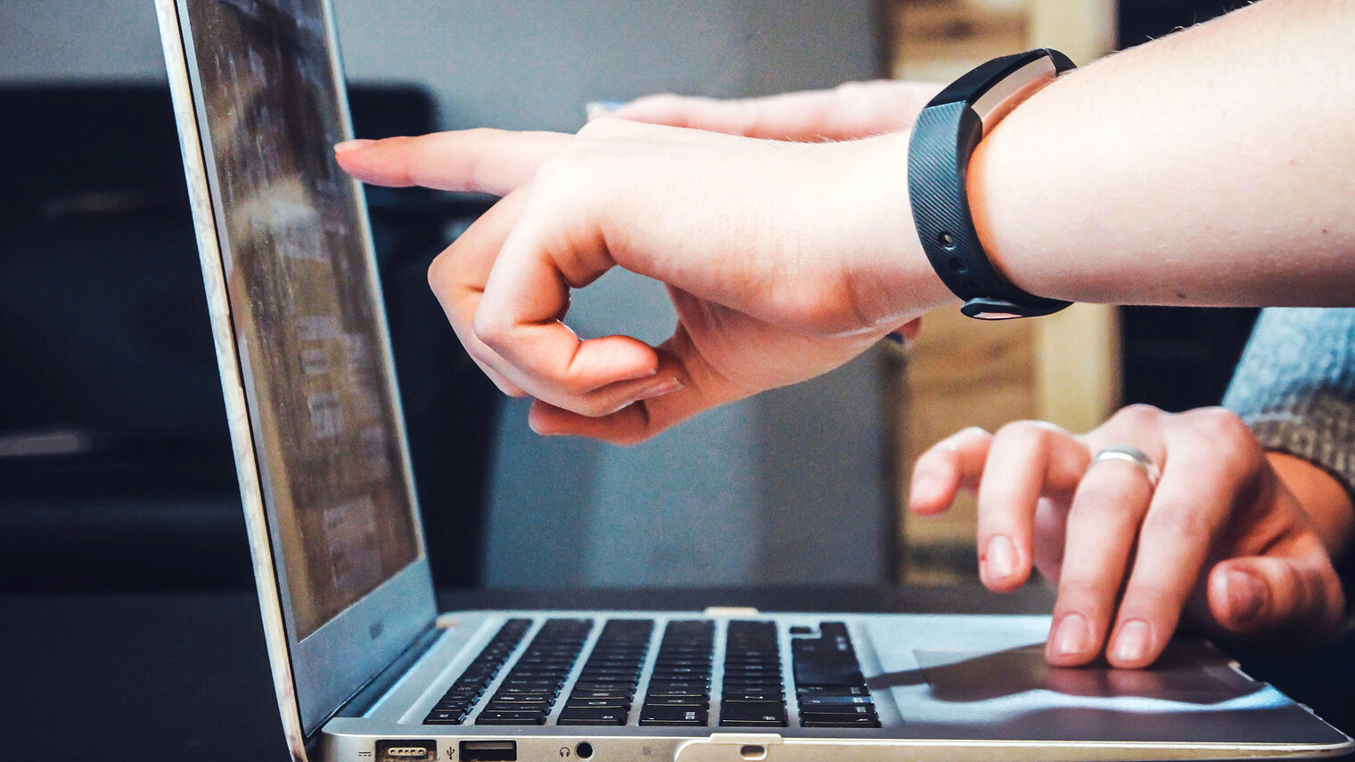 Geschäft, Arbeiten, Arbeit, Treffen, Website-Hintergründe, Digital, Arm, Tech, Blog, Entwurf, Platz, Zeigen Auf Den Bildschirm, Tagungsräume, Präsentation, Technologie, Online, Lernen