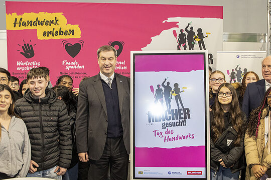 Bayerns Ministerpräsident Dr. Markus Söder und BHT-Präsident Franz Xaver Peteranderl schalten auf der ¿Young-Generation¿ eine Plattform zum ¿Tag des Handwerks¿ an bayerischen Schu-len frei.