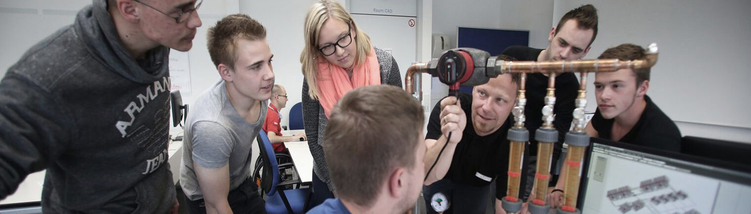 Schulung, ÜLU, überbetriebliche Lehrlingsunte, PC, Computer, Schüler, Schülerin, Jungs, Mädchen, Klassenraum, Tische, Rechner, CAD, Ornder, Dozent, Unterricht, Leinwand, PC Raum, Prüfungsunterlagen, Theorie, Praxis