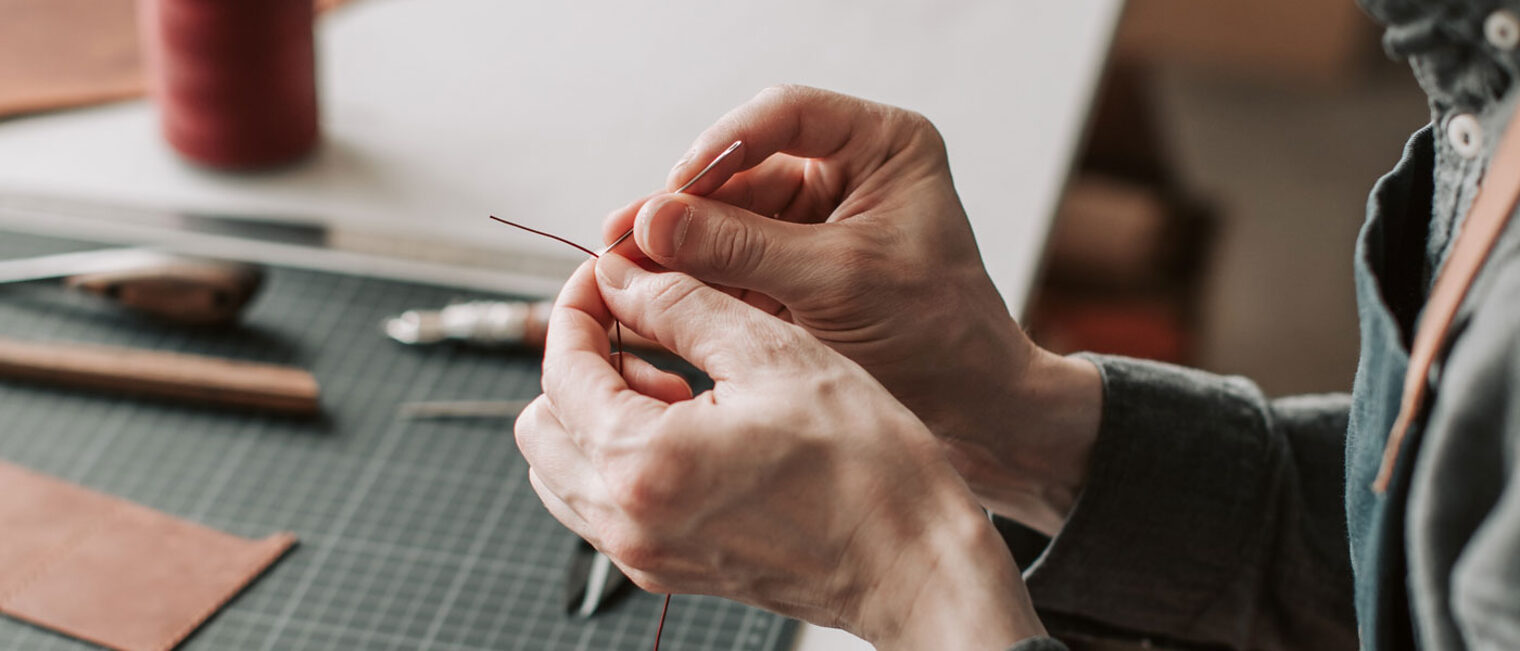 Werkstatt Nadel Faden Hand Mann Leder