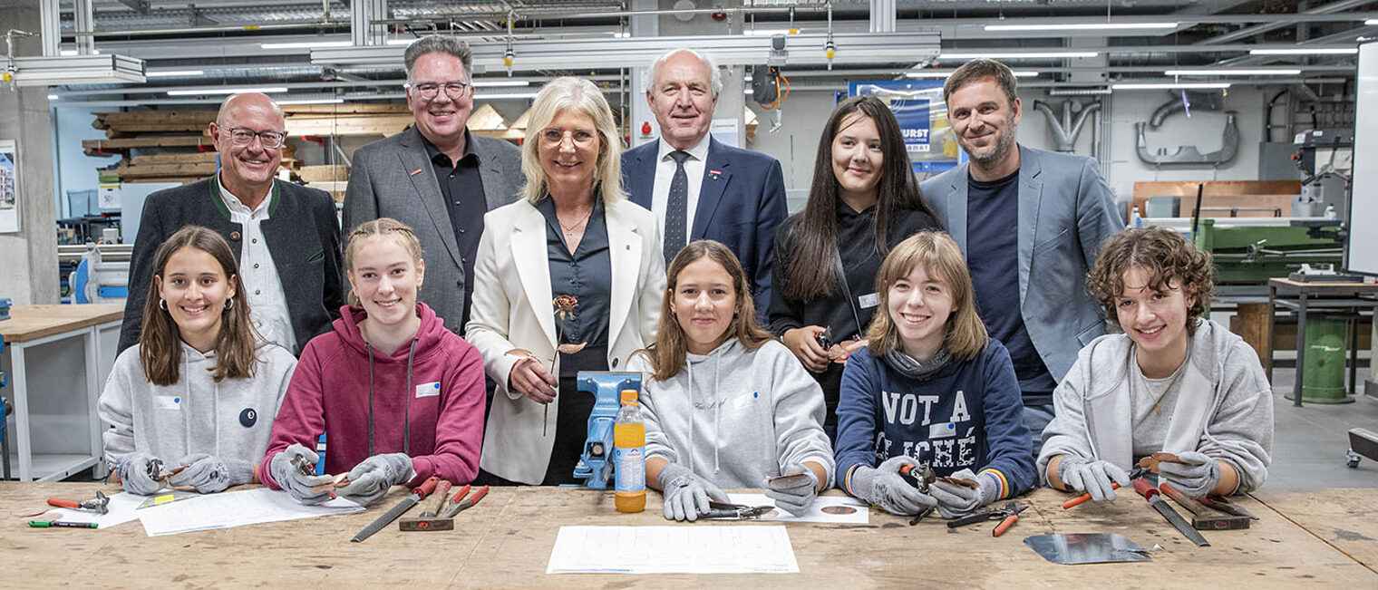 Kammerpräsident Franz Xaver Peteranderl und Arbeitsministerin Ulrike Scharf beim Besuch der Innung Spengler, Sanitär- und Heizungstechnik Kammerpräsident Franz Xaver Peteranderl und Arbeitsministerin Ulrike Scharf beim Besuch der Innung Spengler, Sanitär- und Heizungstechnik