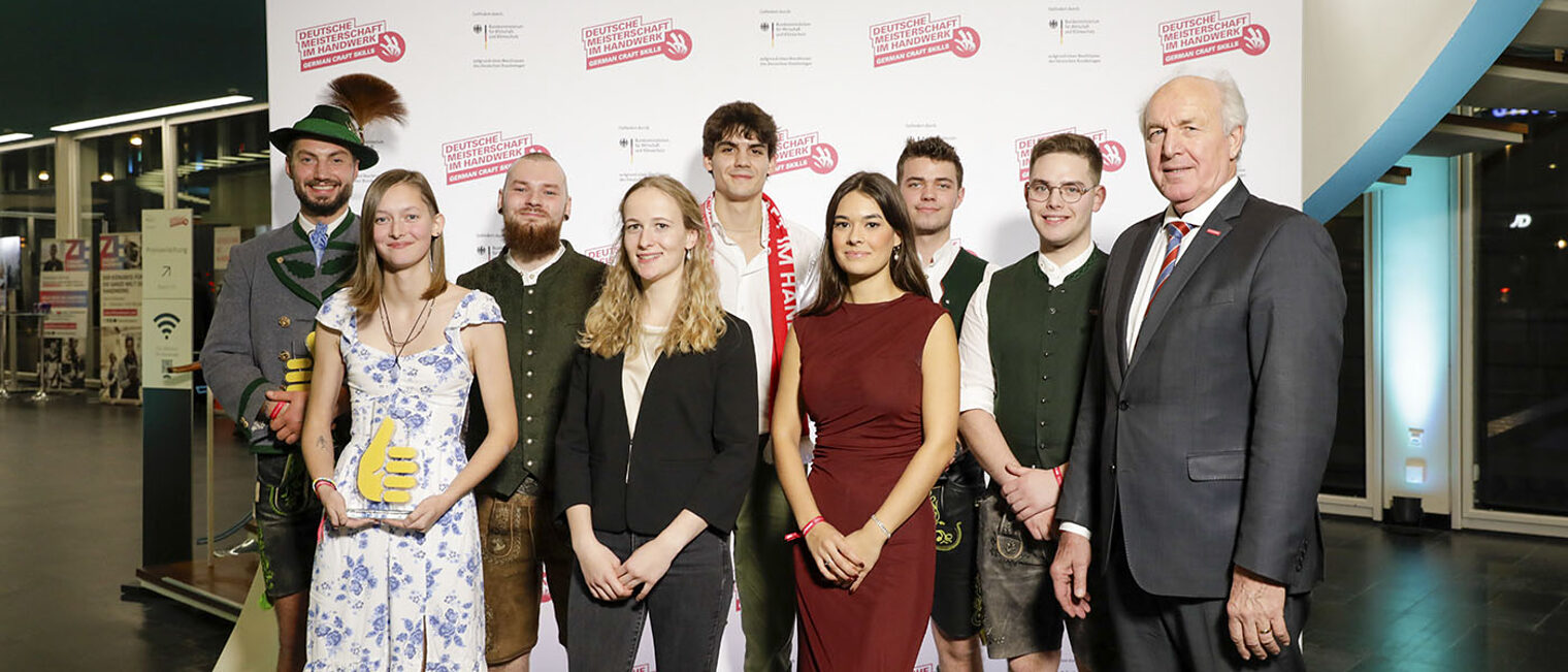 Kammerpräsident Franz Xaver Peteranderl mit den Bundessiegerinnen und -siegern Anton Grüsser, Sophie Lechner, Benedikt Kanhäusser, Leonie Maier, Nikolas Christopher Karol Maier, Anaë Schütz, Johannes Pfaller und Lukas Sandmeir (v.l.n.r.).
