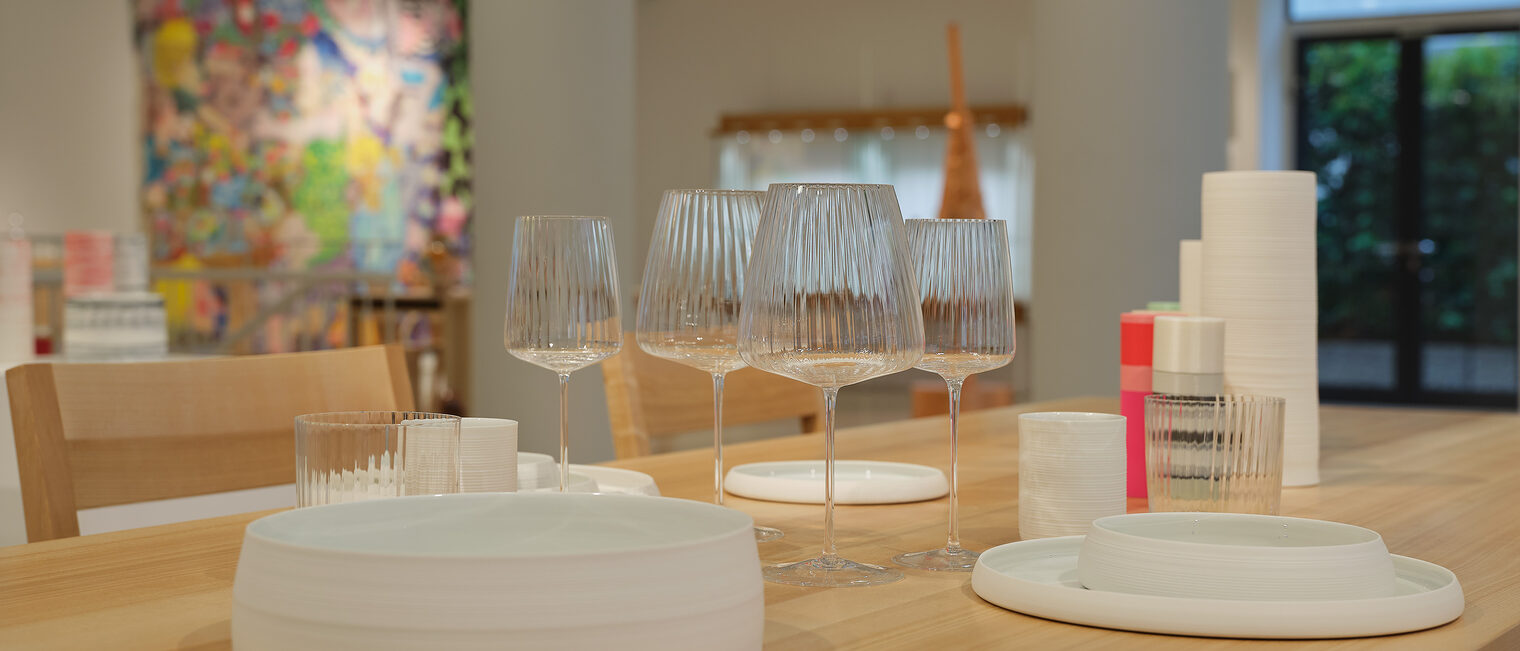Tischkultur Impression Ausstellung Tischkultur zeigt Teller, Gläser auf einem Tisch in der Galerie Handwerk, Handwerkskammer München