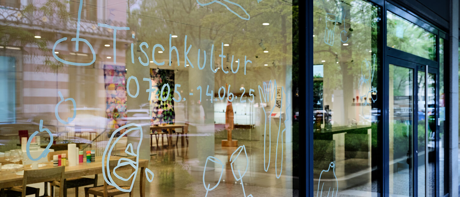 Tischkultur in der Galerie Handwerk Blick in die Galerie, Handwerkskunst, Schaufenster, Tisch, Geschirr, Tischkultur, Handwerkskammer, Teller, Teekannen, Gefäße