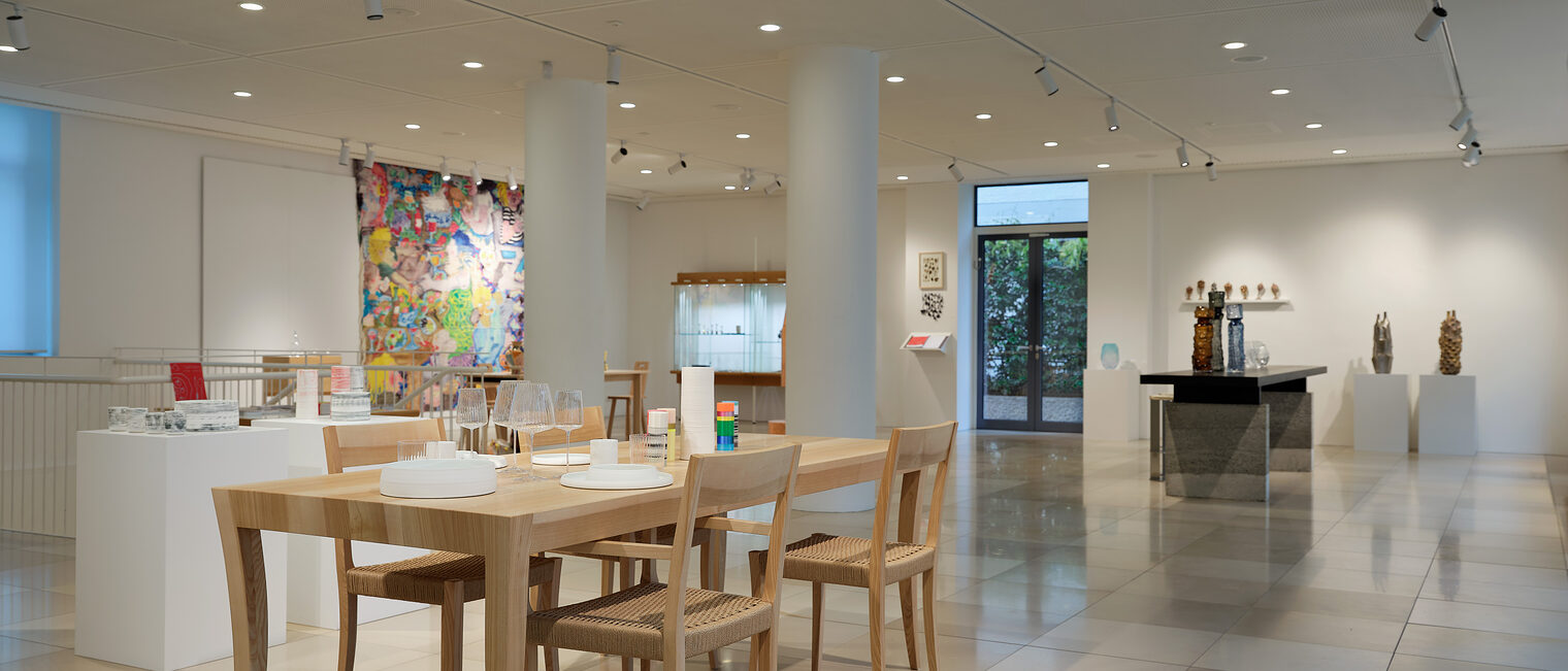 Tischkultur Blick in die Ausstellung Tischkultur mit Tischen, Stühlen, Gedecken, Objekten aus Glas, Keramik, Porzellan, Ton, Textilien