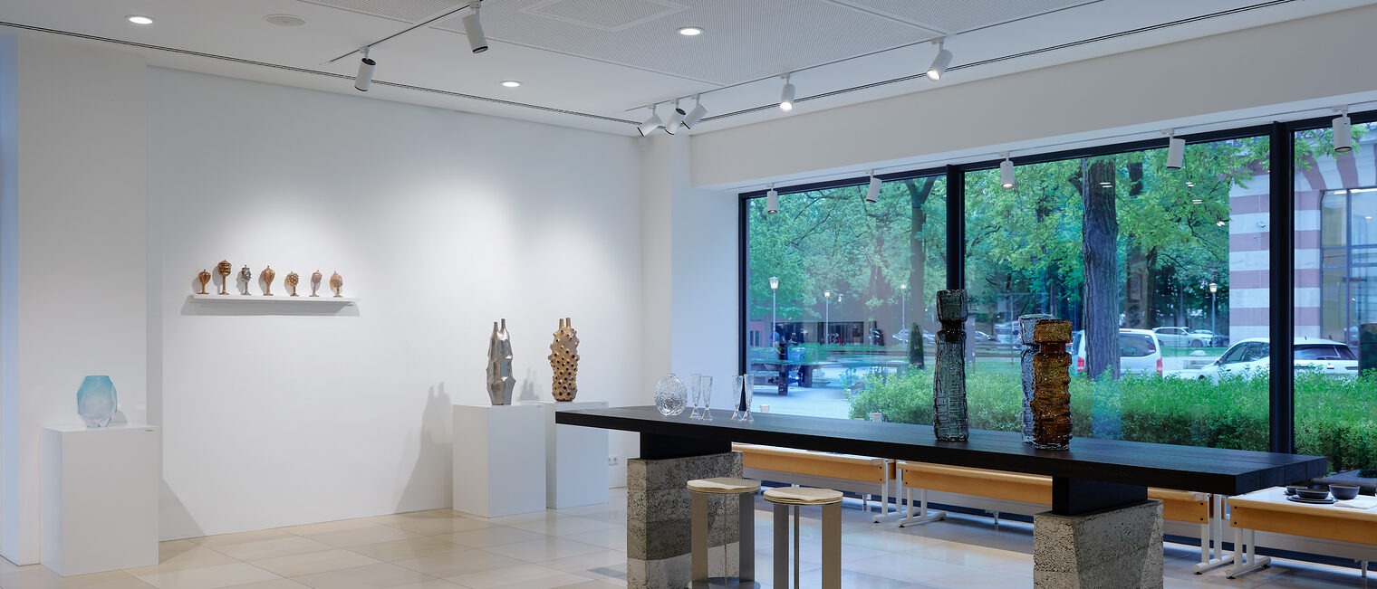 Impressionen Tischkultur Blick durch die Galerie durch die großen Schaufenster nach draußen.