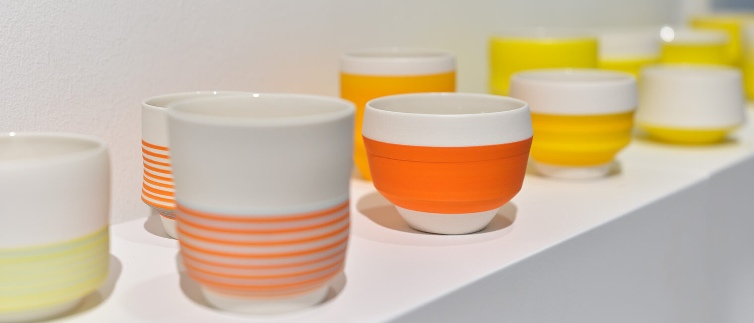 Keramik-Tassen Ästhetik in der Tischkultur. Foto von Eva Jünger zeigt Tassen aus Keramik mit neonfarbigen grafischen Streifen.