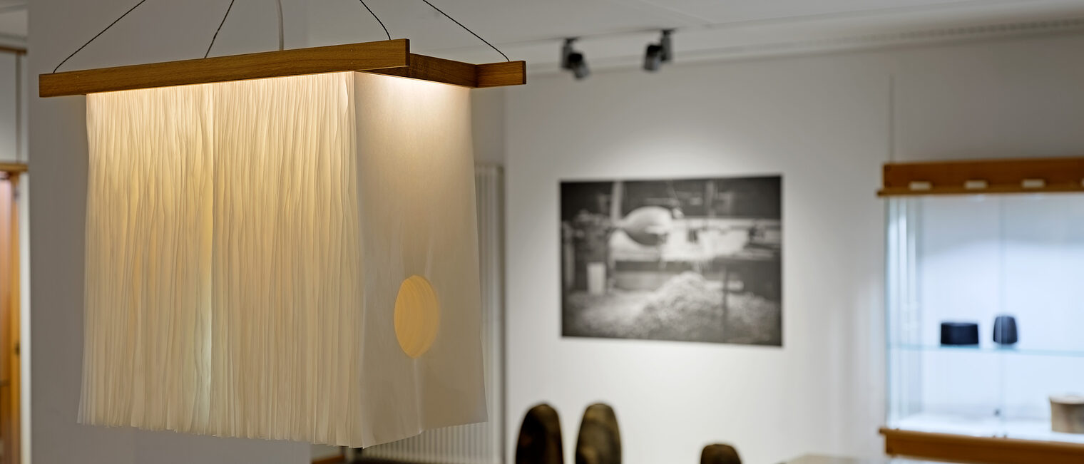 Mehrere Holzobjekte von Ernst Gamperl, fotografiert von Eva Jünger. Impressionen aus der Ausstellung der Galerie Handwerk.