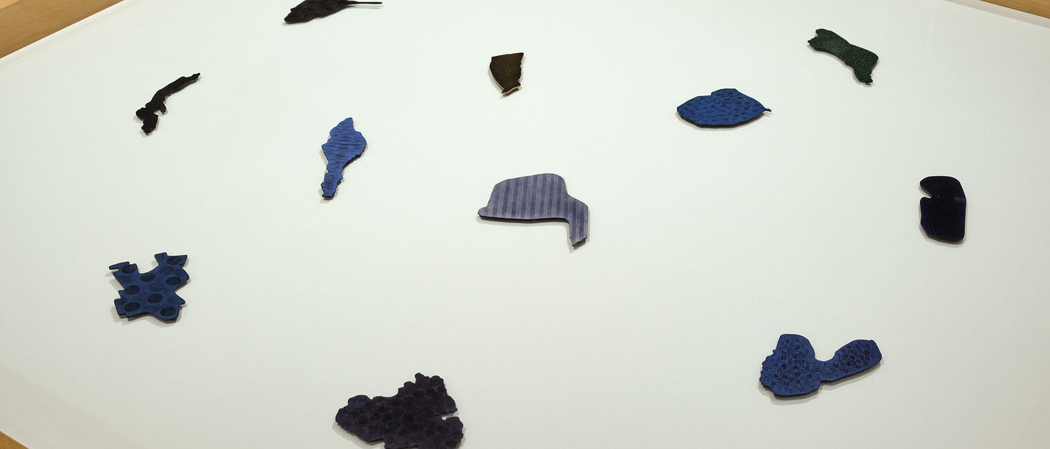 Weltkarte, quadratisch gerahmt. Blaue Porzellan-Elemente in Form von Ländern und Kontinenten auf weißem Hintergrund.
