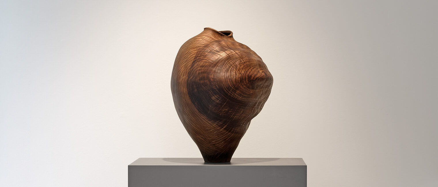 beleuchtetes Holzgefäß in Form einer bauchigen Vase mit fein gearbeiteten Rillen von Ernst Gamperl