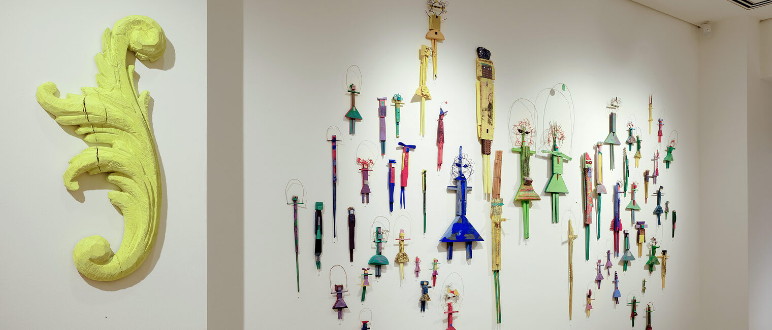 An der Wand viele bunte Figuren: aus Fundstücken, Hölzern, Draht und Stroh entstehen faszinierende Assemblagen
