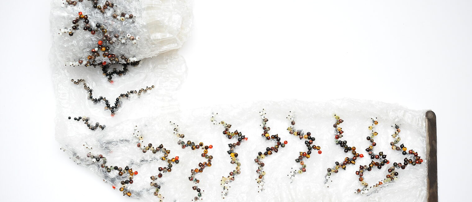 Bunte Perlen auf Plastikfolie - Schmuck von Sam Tho Duong