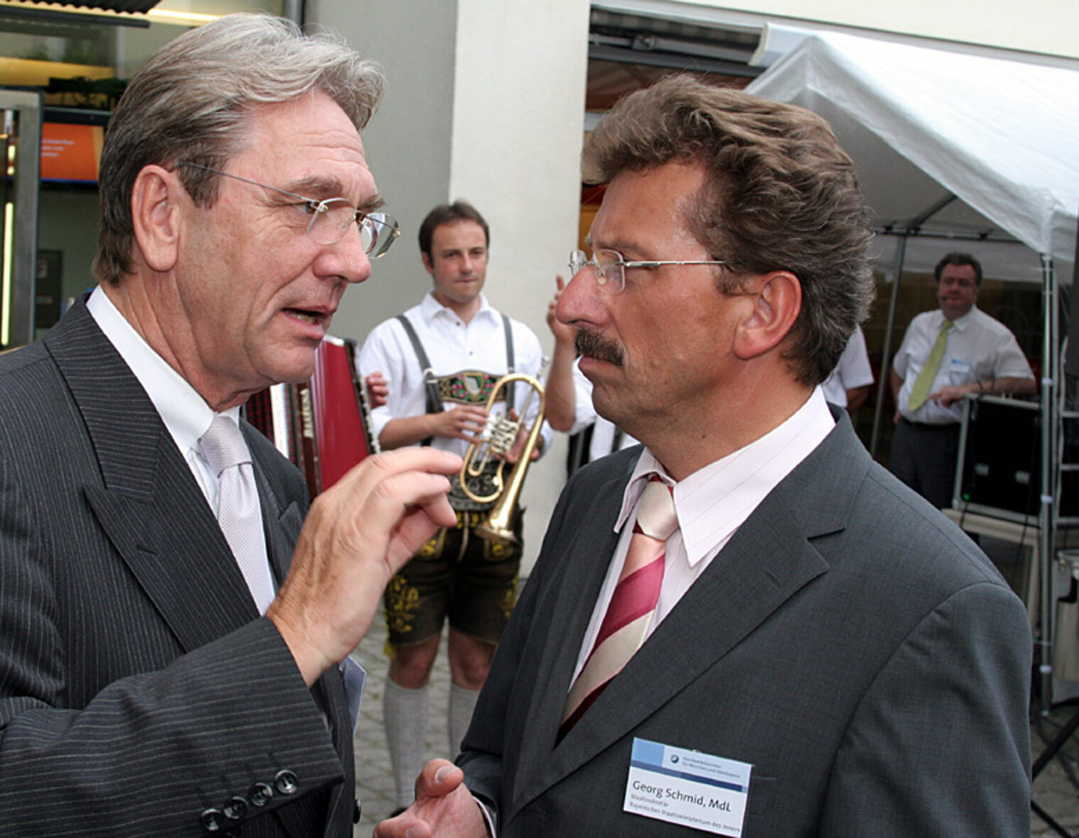 HGF Bernd Lenze im Gespräch mit Innenstaatssekretär Georg Schmid.