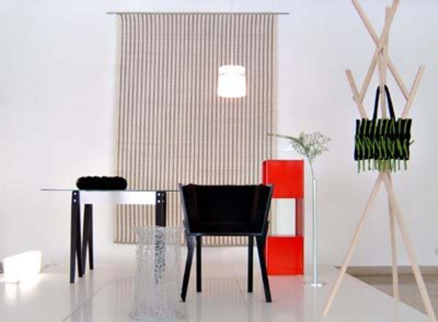 Bürstenlampen, -tischaufsatz und -sessel: Ehem. Blindenanstalt BerlinTisch "Taurus": Nils Holger Moormann GmbH, Aschau im Chiemgau Wandteppich, Tasche: Cornelia Feyll/Handweberei im Rosenwinkel, Friedland Regal: Rüdiger Schaack/Behindertenwerkstatt ReinsdorfBlumenvase: Fairwerk Inntal-Werkstätten, Wasserburg am Inn Hutständer "Hut ab": Konstantin Grcic/Nils Holger Moormann GmbH, Aschau im Chiemgau 