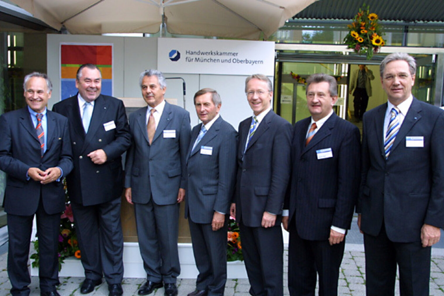(v.l.n.r.) Der Leiter der Staatskanzlei, Staatsminister Erwin Huber, Handwerkskammer-Präsident Heinrich Traublinger, MdL, Finanzminister Prof. Dr. Kurt Faltlhauser, Landtags-Präsident Alois Glück, Umweltminister Dr. Werner Schnappauf, Finanzstaatssekretär Franz Meyer und Hauptgeschäftsführer Bernd Lenze