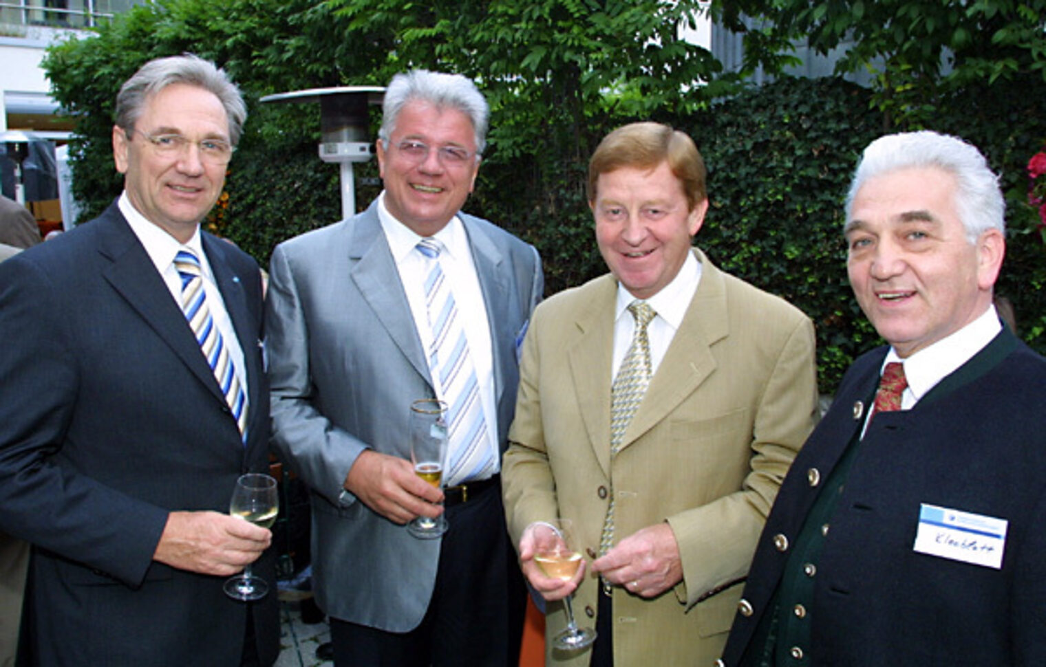 (v.l.n.r.) Bernd Lenze Hauptgeschäftsführer und Handwerkskammer-Vizepräsident Werner Obermeier mit Wirtschaftsminister Dr. Otto Wiesheu sowie Kreishandwerksmeister Georg Kleeblatt