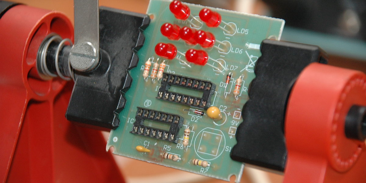 Elektrotechnik ÜLU Ausbildung Weiterbildung Lehrling Objekt Kurs Elektro Strom Kabel rot