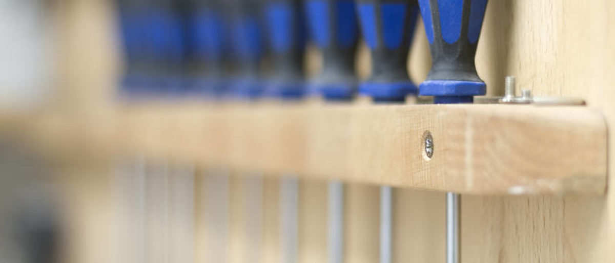 Schraubzenzieher Werkzeug blau Gewerk Maler Lackierer Handwerk Handwerker Arbeit Ausbildung Weiterbildung Objekt arbeiten ÜLU anfassen Hand