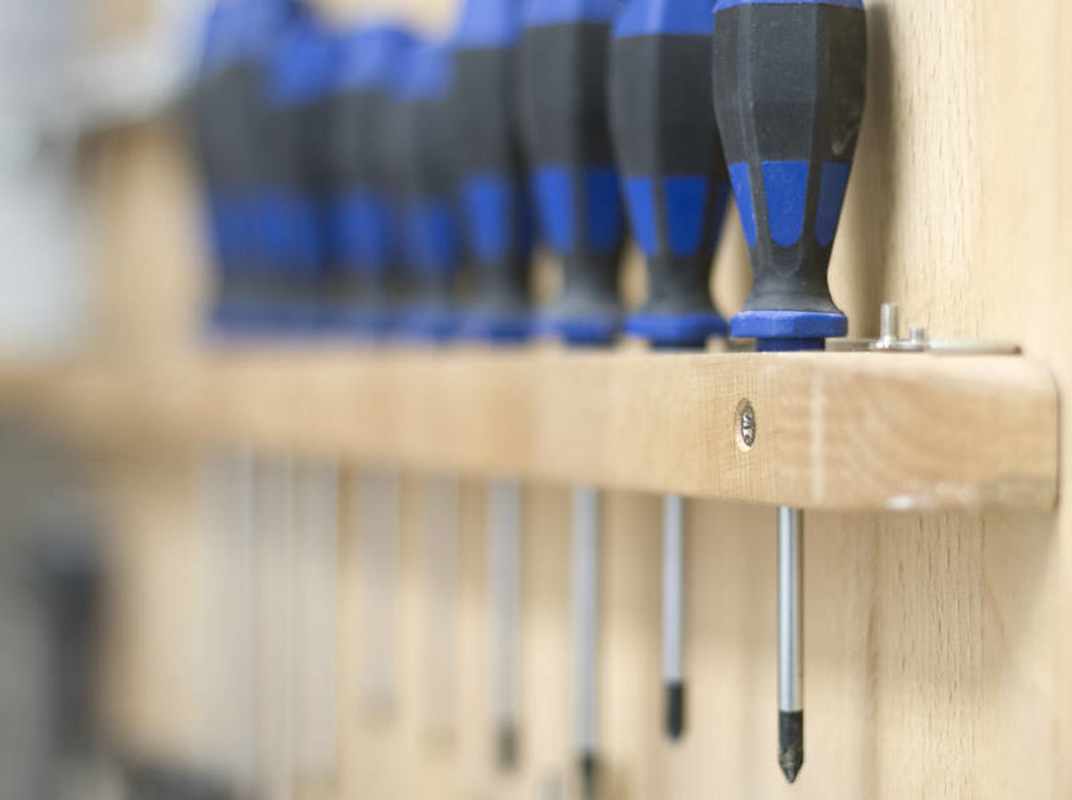 Schraubzenzieher Werkzeug blau Gewerk Maler Lackierer Handwerk Handwerker Arbeit Ausbildung Weiterbildung Objekt arbeiten ÜLU anfassen Hand