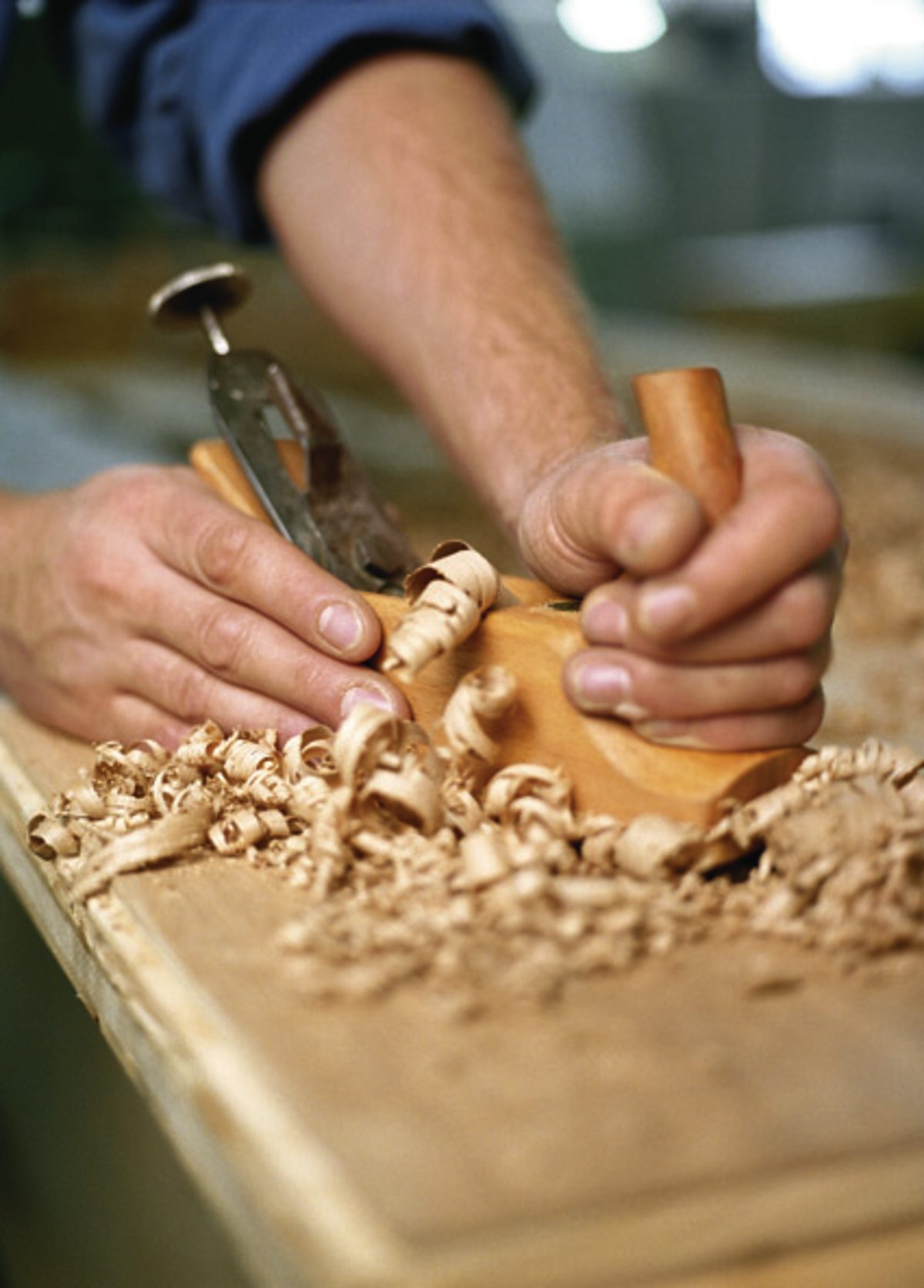 Hobel Holz Hand aktiv Handwerker Handwerk Ausbildung Weiterbildung Tisch ARbeitsplatte Hobeln Gewerk ÜLU