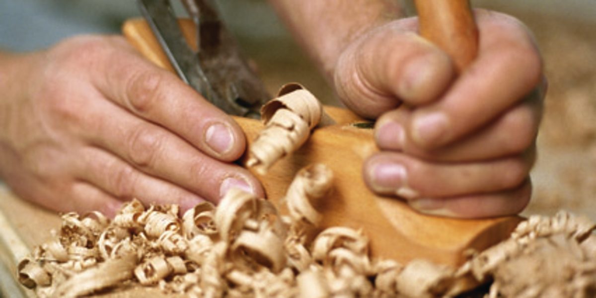 Hobel Holz Hand aktiv Handwerker Handwerk Ausbildung Weiterbildung Tisch ARbeitsplatte Hobeln Gewerk ÜLU