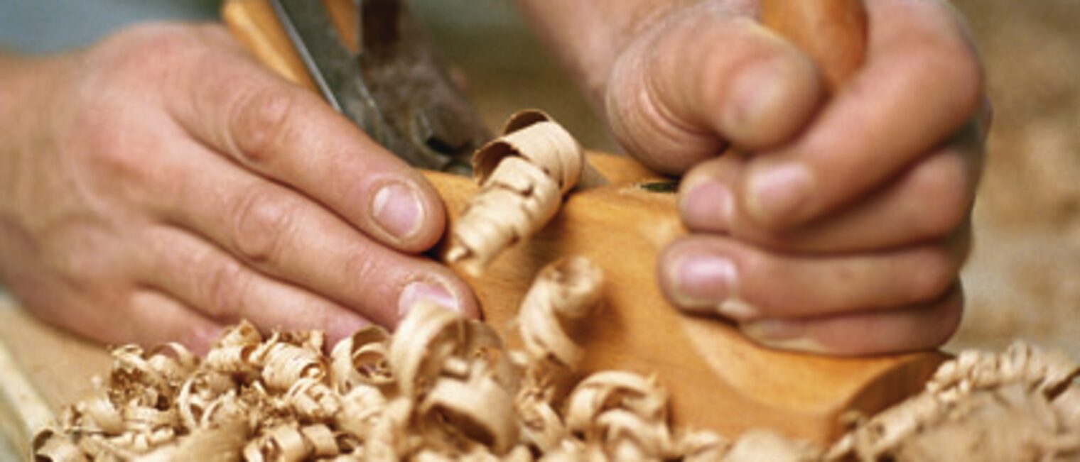 Hobel Holz Hand aktiv Handwerker Handwerk Ausbildung Weiterbildung Tisch ARbeitsplatte Hobeln Gewerk ÜLU