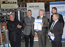 Bayerns Wirtschaftsminister Martin Zeil übergibt 100. Innovationsgutschein an Familienunternehmervon links: Bürgermeister Thurner, Oliver Zeller, Wirtschaftsminister Martin Zeil, Siefried M. Hartmann ( Bayern Innovativ GmbH), Klaus Steiner (vorne)