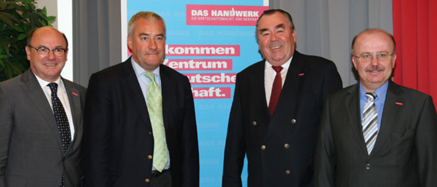 Bei der BHT-Mitgliederversammlung in Straubing: der Präsident der gastgebenden Kammer Franz Prebeck, Minister Ludwig Spaenle, BHT-Präsident Heinrich Traublinger und Hauptgeschäftsführer Lothar Semper (v.l.n.r.).