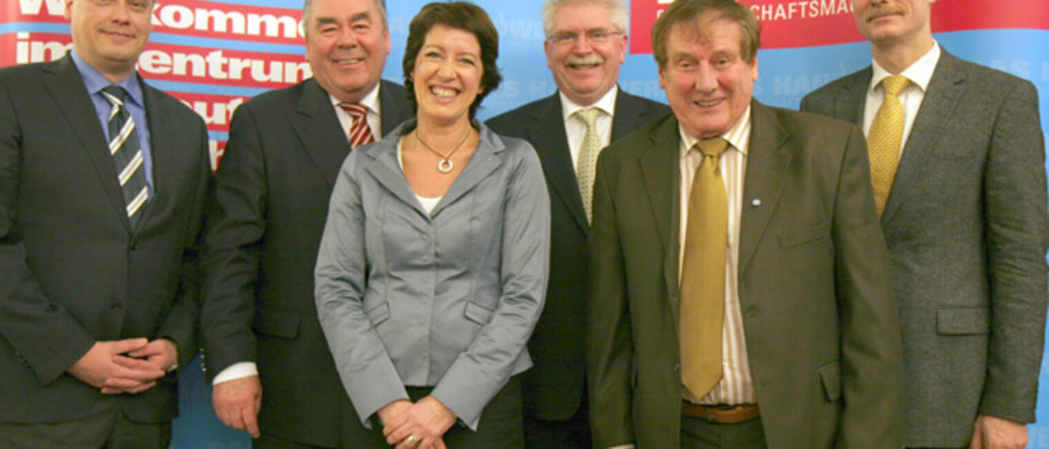 Waren sich auf dem BHT-Symposium darüber einig, dass die Duale Berufsbildung in Deutschland einer der wesentlichen Standortvorteile ist (v.l.n.r.): Prof. Friedrich Hubert Esser, Heinrich Traublinger, BR-Moderatorin Ursula Heller, Wirtschaftsminister Martin Zeil, Prof. Helmut Zöpfl und Prof. Andreas Schleicher von der OECD.