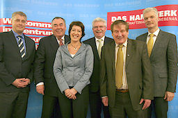 Waren sich auf dem BHT-Symposium darüber einig, dass die Duale Berufsbildung in Deutschland einer der wesentlichen Standortvorteile ist (v.l.n.r.): Prof. Friedrich Hubert Esser, Heinrich Traublinger, BR-Moderatorin Ursula Heller, Wirtschaftsminister Martin Zeil, Prof. Helmut Zöpfl und Prof. Andreas Schleicher von der OECD. Waren sich auf dem BHT-Symposium darüber einig, dass die Duale Berufsbildung in Deutschland einer der wesentlichen Standortvorteile ist (v.l.n.r.): Prof. Friedrich Hubert Esser, Heinrich Traublinger, BR-Moderatorin Ursula Heller, Wirtschaftsminister Martin Zeil, Prof. Helmut Zöpfl und Prof. Andreas Schleicher von der OECD.