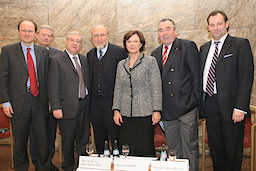 v.l.n.r.: Dr. Stefan Vogg, Vorstandsmitglied der E.ON Bayern AG, Sigmund Gottlieb, Chefredakteur das Bayerischen Fernsehens, Landwirtschaftsminister Josef Miller, MdL, Prof. Dr. Dr. h.c. Hans-Werner Sinn, Präsident des ifo Instituts für Wirtschaftsforschung, Wirtschaftsministerin Emilia Müller, BHT-Präsident Heinrich Traublinger, MdL, und Prof. Dr. Martin Faulstich, Mitglied des Sachverständigenrats für Umweltfragen. v.l.n.r.: Dr. Stefan Vogg, Vorstandsmitglied der E.ON Bayern AG, Sigmund Gottlieb, Chefredakteur das Bayerischen Fernsehens, Landwirtschaftsminister Josef Miller, MdL, Prof. Dr. Dr. h.c. Hans-Werner Sinn, Präsident des ifo Instituts für Wirtschaftsforschung, Wirtschaftsministerin Emilia Müller, BHT-Präsident Heinrich Traublinger, MdL, und Prof. Dr. Martin Faulstich, Mitglied des Sachverständigenrats für Umweltfragen.