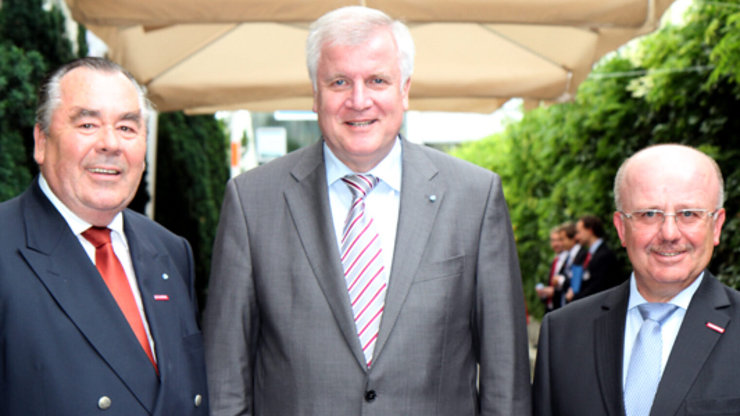Als Gastredner beim Sommerempfang der Handwerkskammer konnten Präsident Heinrich Traublinger, MdL a. D. (links) und Hauptgeschäftsführer Dr. Lothar Semper (rechts) Bayerns Ministerpräsident Horst Seehofer begrüßen