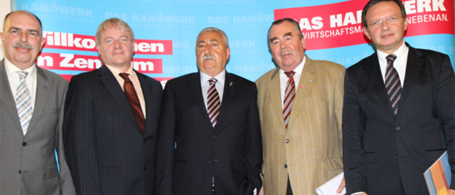 Der stv. Hauptgeschäftsführer Gerhard Ketzler, Bernd Becking, Vorsitzender der Geschäftsführung der Arbeitsagentur München, (links), Bendevi Palandöken, Präsident der Konföderation der türkischen Handwerker und Gewerbetreibenden, Handwerkskammerpräsident Heinrich Traublinger, MdL a. D., Kadir Hidayet Eris, Türkischer Generalkonsul München. Der stv. Hauptgeschäftsführer Gerhard Ketzler, Bernd Becking, Vorsitzender der Geschäftsführung der Arbeitsagentur München, (links), Bendevi Palandöken, Präsident der Konföderation der türkischen Handwerker und Gewerbetreibenden, Handwerkskammerpräsident Heinrich Traublinger, MdL a. D., Kadir Hidayet Eris, Türkischer Generalkonsul München.