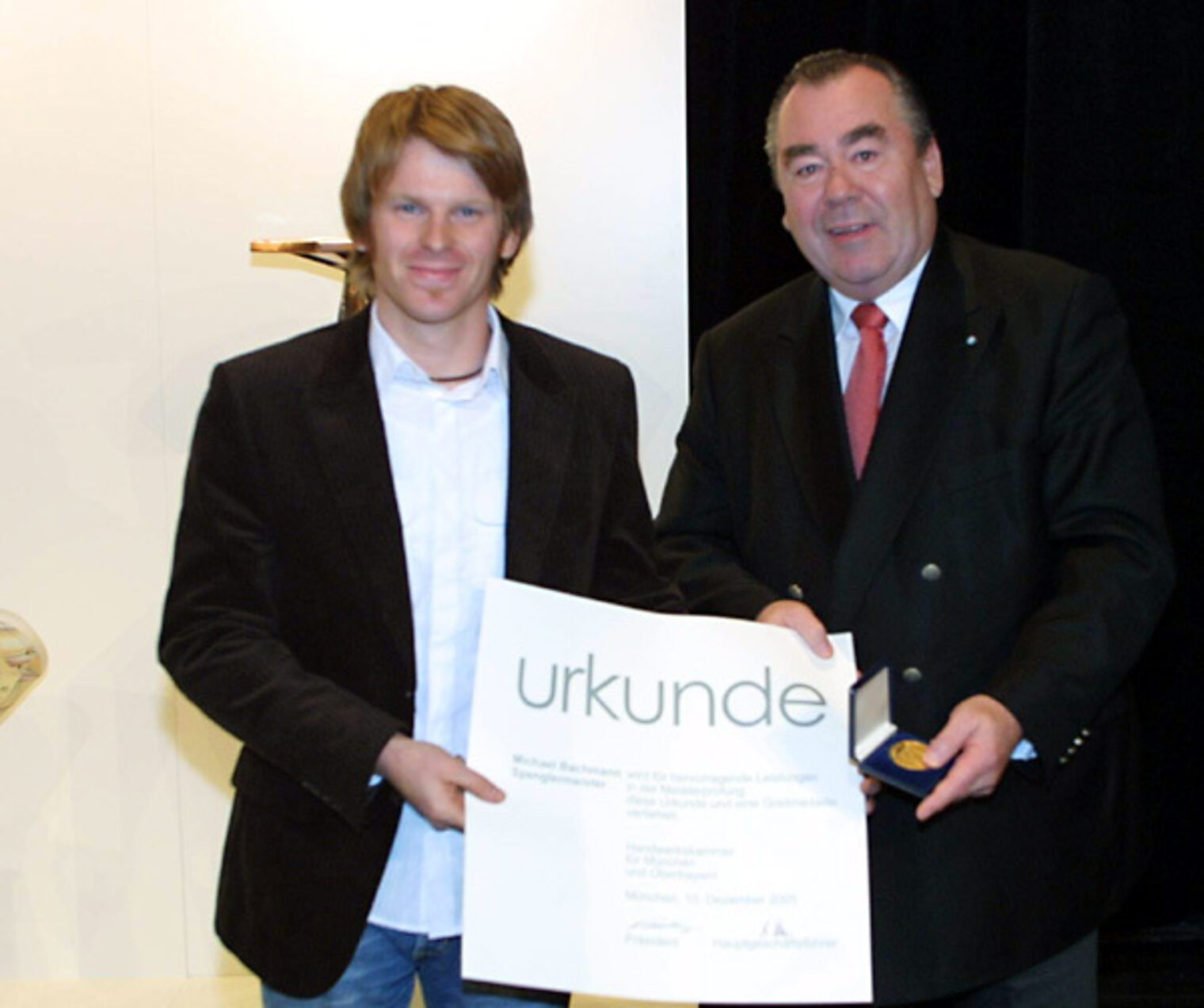 Mit großer Freude über die ausgezeichneten Leistungen gratulierte Handwerkskammerpräsident Heinrich Traublinger, MdL, den Jahresbestmeistern und -meisterinnen, hier Spenglermeister Michael Bachmann aus Riedering. Foto: Schuhmann