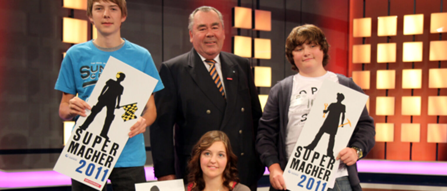 Die drei Supermacher des bayerischen Handwerks mit dem Präsidenten des Bayerischen Handwerkstags Heinrich Traublinger, MdL a. D.: Moritz Siegert, Franziska Pfeuffer und Jimmy Trinks (v.l.n.r.).