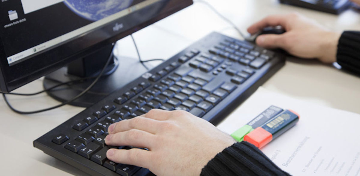 EDV Hand Bildschirm Monitor Stift Tastatur