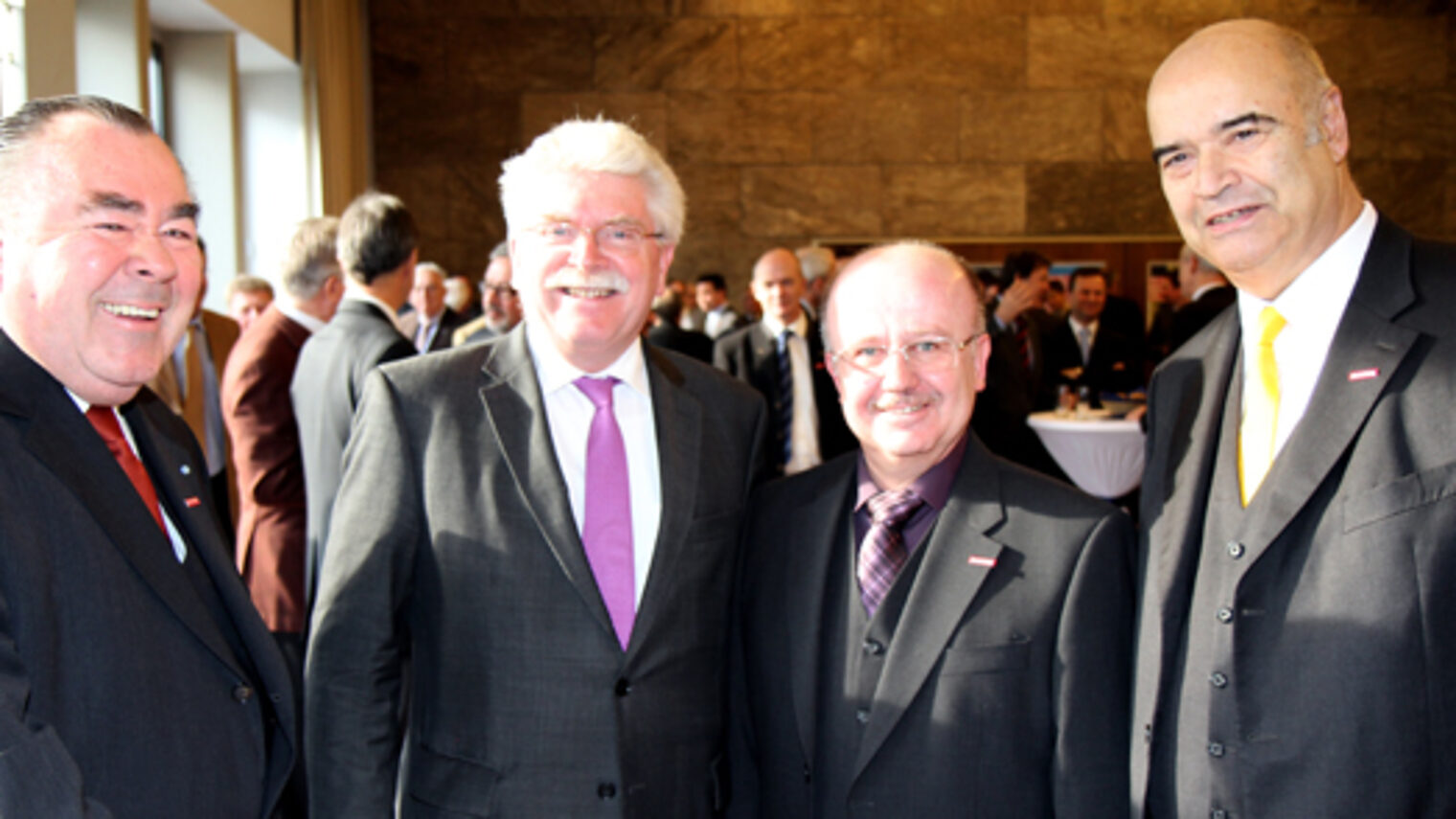 Gratulierten dem Hauptgeschäftsführer der Handwerkskammer für München und Oberbayern Dr. Lothar Semper (3. v.l.) zum 60. Geburtstag (v.l.n.r.): Handwerkskammerpräsident Heinrich Traublinger, MdL, a. D., Bayerns Wirtschaftsminister Martin Zeil und der Präsident des Zentralverbands des Deutschen Handwerks Otto Kentzler 