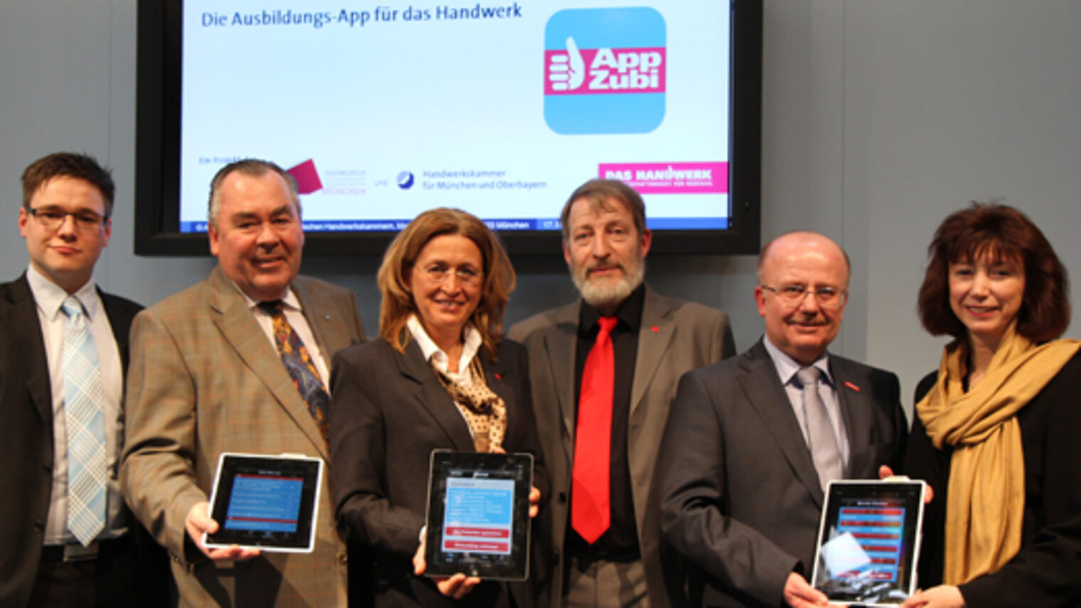Entwickler Danilo Bürger, Kammerpräsident Heinrich Traublinger, MdL a. D., Prodekanin Prof. Dr. Ingrid Huber-Jahn, Hochschul-Präsident Prof. Dr. Michael Kortstock, Hauptgeschäftsführer Dr. Lothar Semper und Prodekanin Prof. Dr. Claudia Eckstaller präsentierten auf der Internationalen Handwerksmesse in München die neue AppZubi.