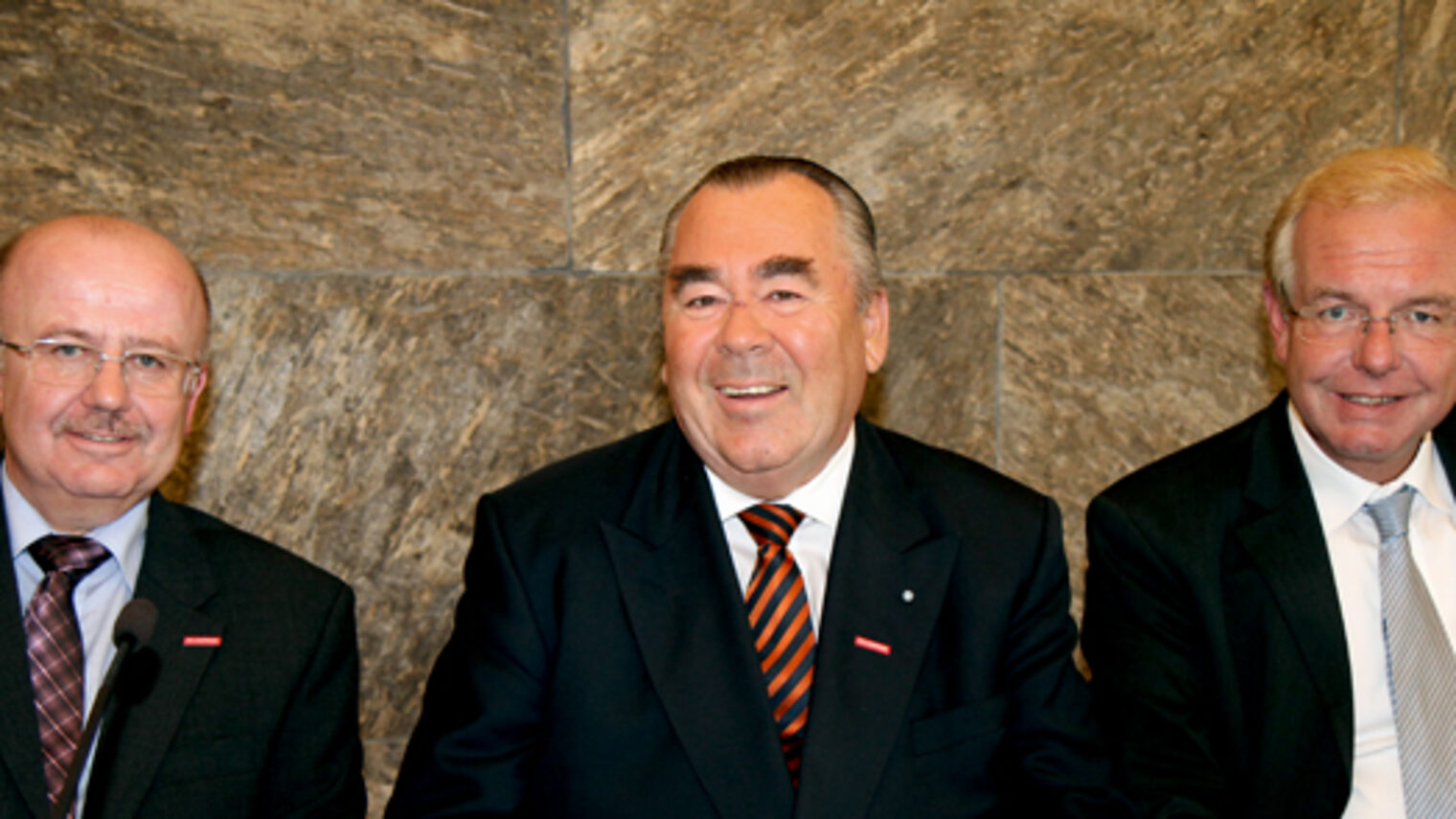 Als Ehrengast auf der Vollversammlung der Handwerkskammer konnten Präsident Heinrich Traublinger (Mitte) und Hauptgeschäftsführer Dr. Lothar Semper (links) den Leiter der Bayerischen Staatskanzlei, Staatsminister Thomas Kreuzer (rechts), begrüßen