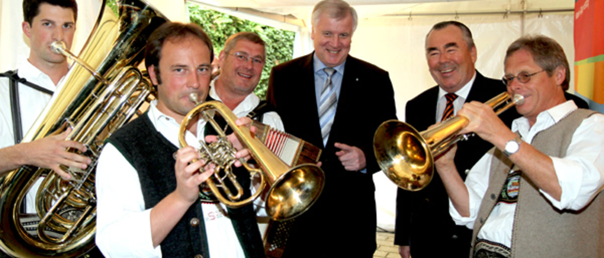 Als Ehrengast beim Sommerempfang der Handwerkskammer konnte Präsident Heinrich Traublinger, MdL a. D. (2. v.r.), Bayerns Ministerpräsident Horst Seehofer begrüßen (3. v.r.). Als Ehrengast beim Sommerempfang der Handwerkskammer konnte Präsident Heinrich Traublinger, MdL a. D. (2. v.r.), Bayerns Ministerpräsident Horst Seehofer begrüßen (3. v.r.).