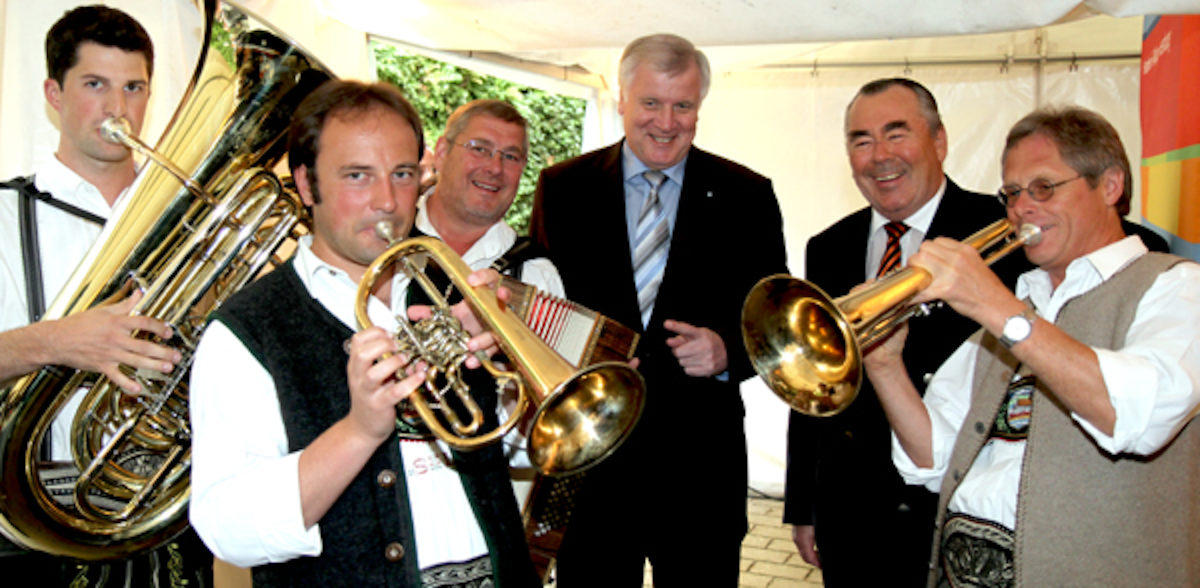 Als Ehrengast beim Sommerempfang der Handwerkskammer konnte Präsident Heinrich Traublinger, MdL a. D. (2. v.r.), Bayerns Ministerpräsident Horst Seehofer begrüßen (3. v.r.).