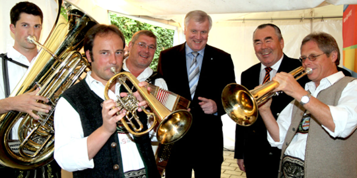 Als Ehrengast beim Sommerempfang der Handwerkskammer konnte Präsident Heinrich Traublinger, MdL a. D. (2. v.r.), Bayerns Ministerpräsident Horst Seehofer begrüßen (3. v.r.). Als Ehrengast beim Sommerempfang der Handwerkskammer konnte Präsident Heinrich Traublinger, MdL a. D. (2. v.r.), Bayerns Ministerpräsident Horst Seehofer begrüßen (3. v.r.).