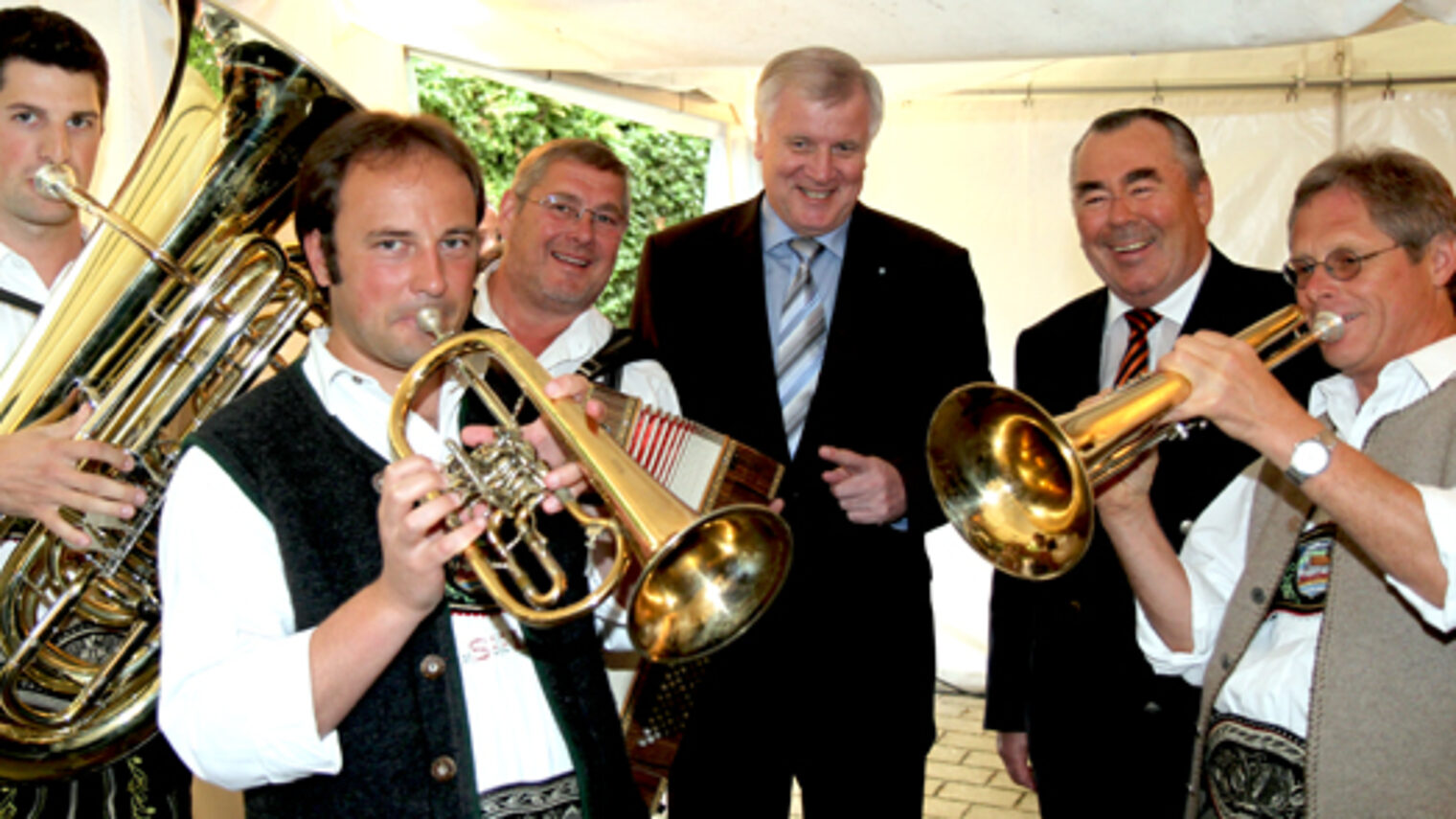 Als Ehrengast beim Sommerempfang der Handwerkskammer konnte Präsident Heinrich Traublinger, MdL a. D. (2. v.r.), Bayerns Ministerpräsident Horst Seehofer begrüßen (3. v.r.).