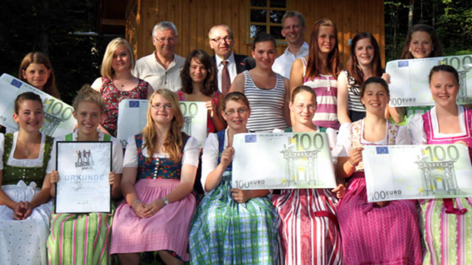 Mädchenrealschule St. Ursula in Lenggries bekommt 500 Euro für Schulprojekt.