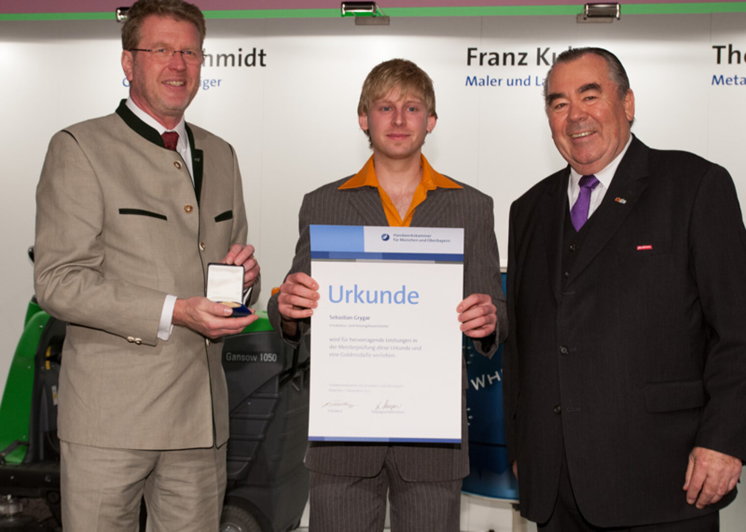 Die Jahresbestmeister auf der Meisterfeier 2012 der Handwerkskammer für München und Oberbayern.